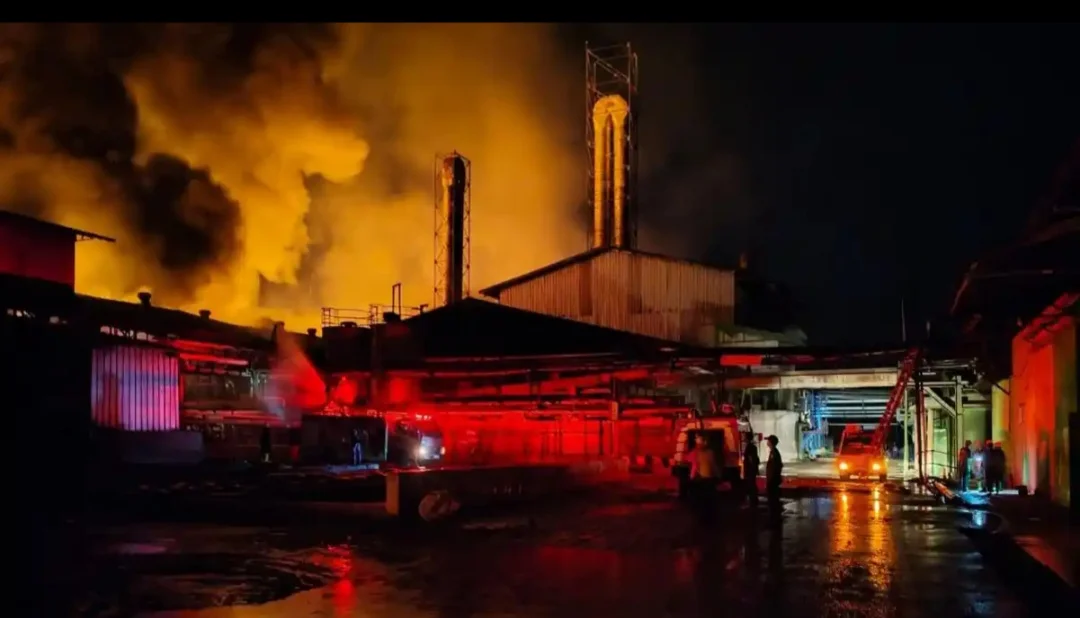 Asap Pekat Dari Kebakaran Pabrik Tapioka Di Lampung Tengah