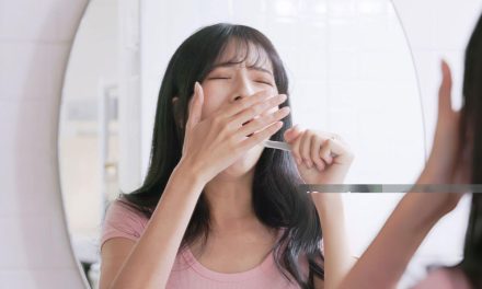 Mual Saat Gosok Gigi Di Pagi Hari, Apa Penyebabnya?