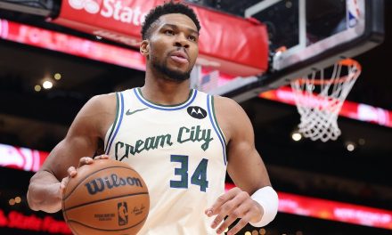 Giannis Antetokounmpo Selalu Hadirkan Pertunjukan Spektakuler